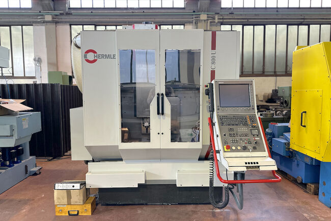 Rivendita Centro di lavoro a 5 assi o più HERMLE C800U usato